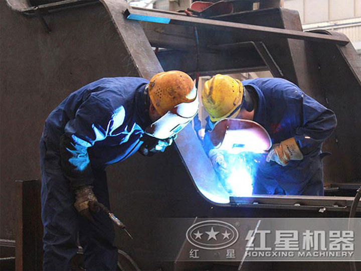 車間生產(chǎn)加工移動(dòng)破碎機(jī)，每一臺(tái)設(shè)備都是匠心打造