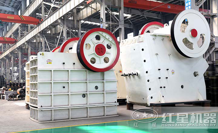 顎式破碎機(jī)實(shí)拍圖，型號(hào)多樣，價(jià)格在幾十萬(wàn)之間